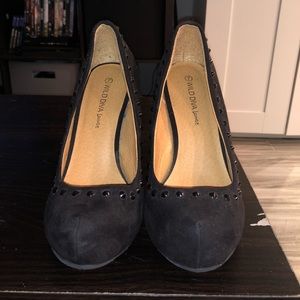 Black heels w short spikes